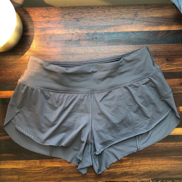 🍋 LULULEMON Chase me short 2.5” size 6 - Picture 2 of 7